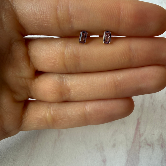 Aretes en oro amarillo 18k con amatista rectangular con tope rosca