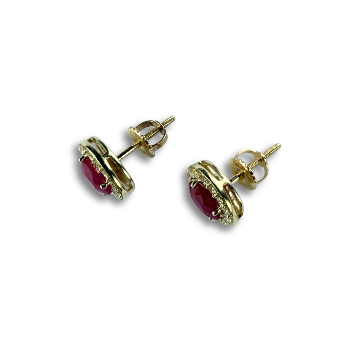Arete en oro amarillo 10K con rubíes ovalados y halo de diamantes 0.35ctw con broche a rosca