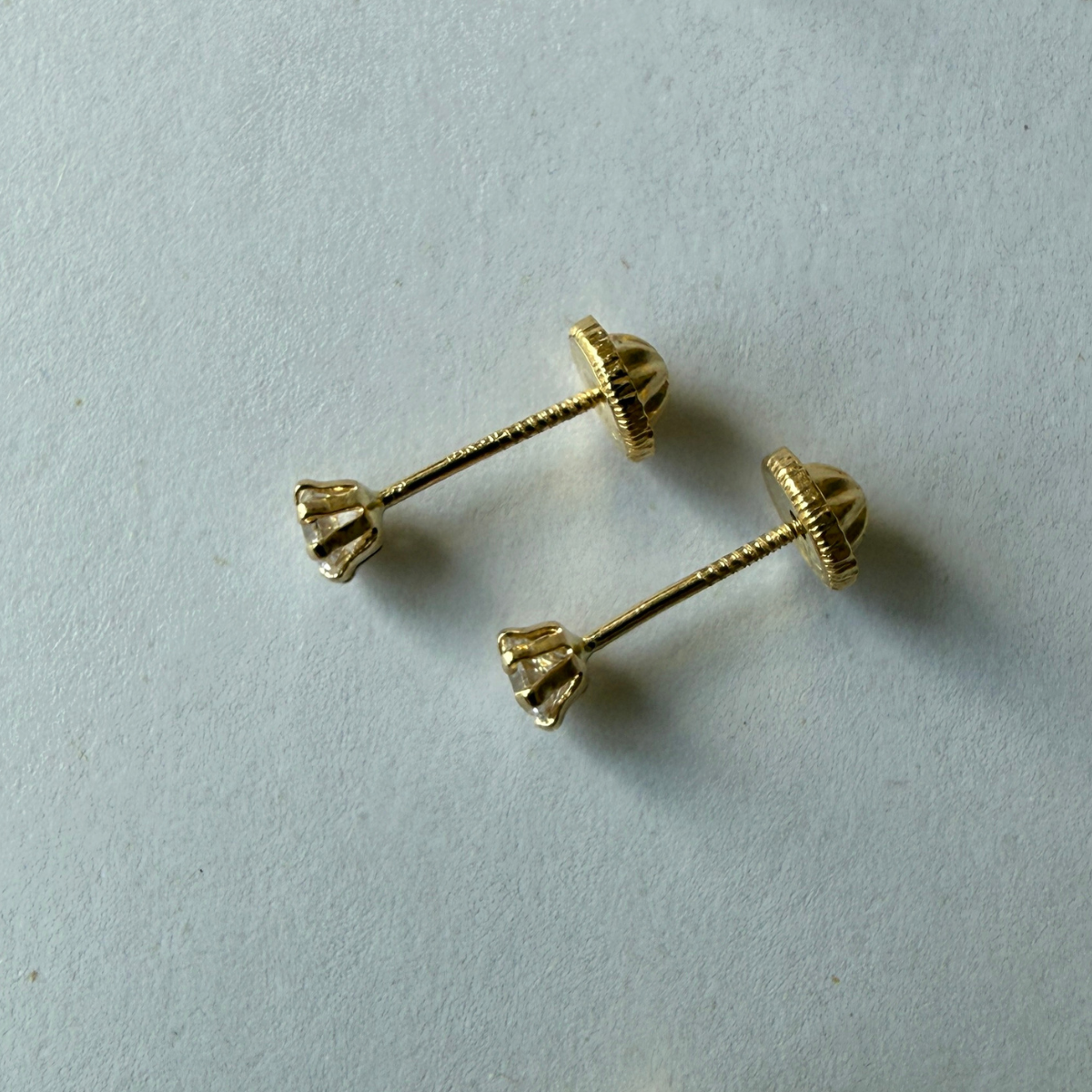 Aretes en oro amarillo 18k con circonita de 8 garritas con tope rosca