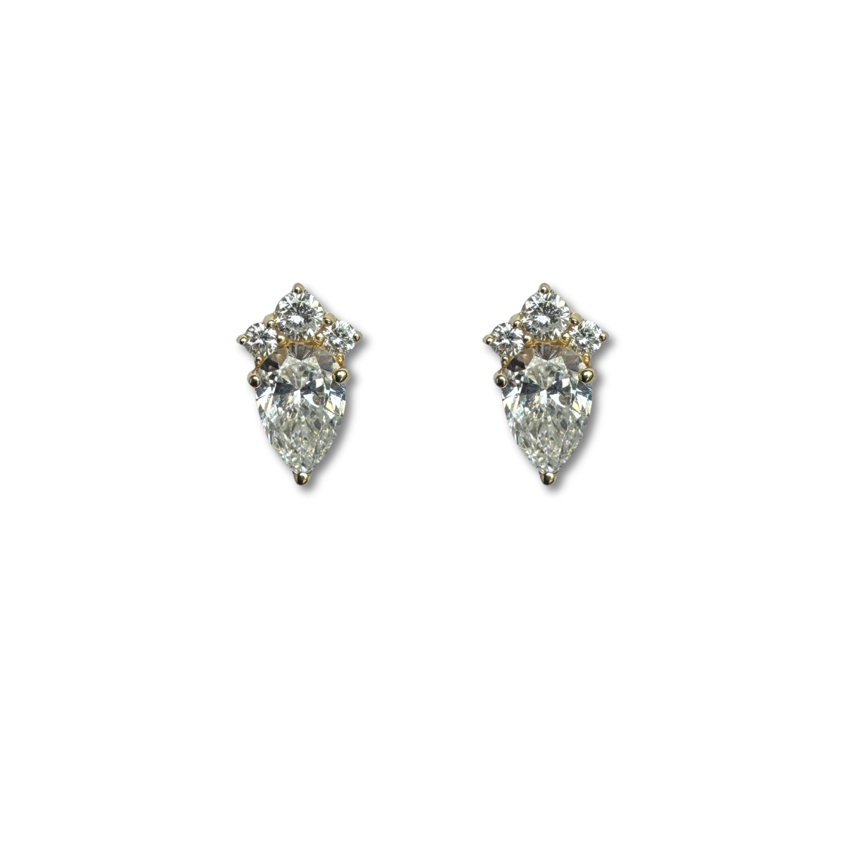 Aretes en oro amarillo 10K con diamantes de laboratorio corte pera y redondos 1ctw