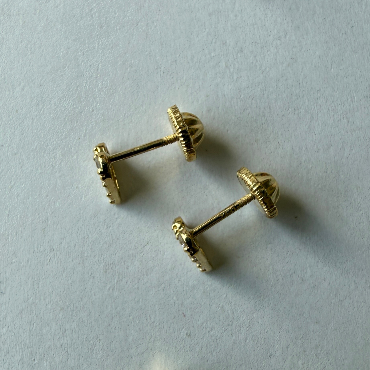 Aretes en oro amarillo 18k con corazón de diamantes de laboratorio con tope rosca