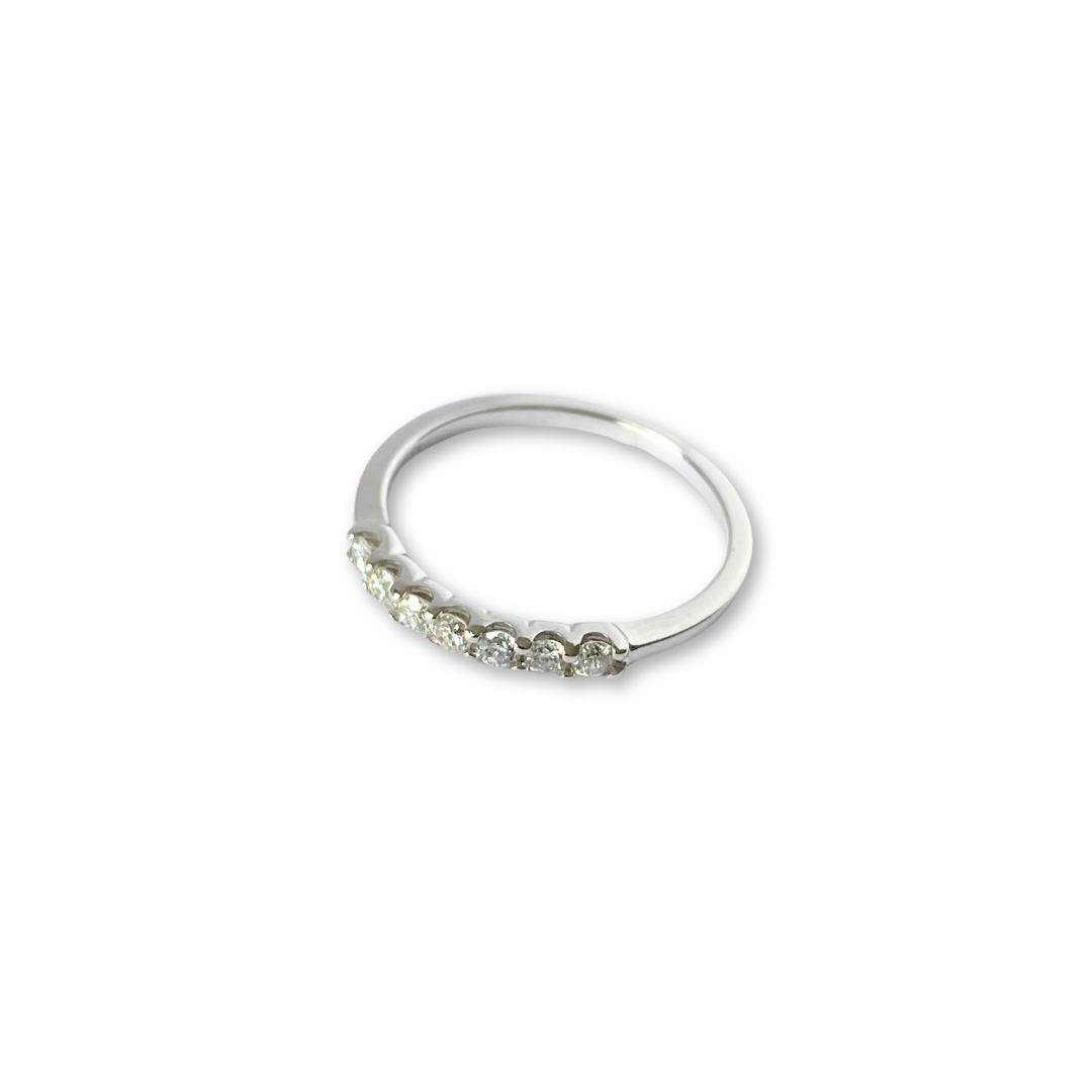 Anillo medio cintillo de diamantes 0.20ctw en oro blanco 14k