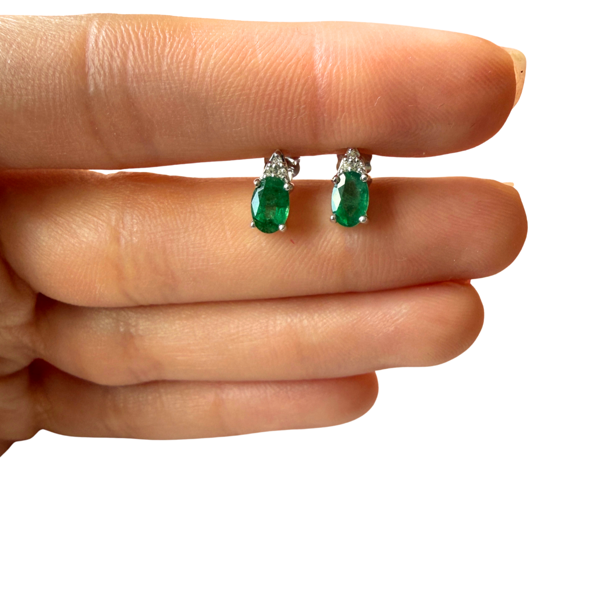 Aretes en oro blanco 10k con esmeralda ovalada y 3 diamantes 0.03ctw