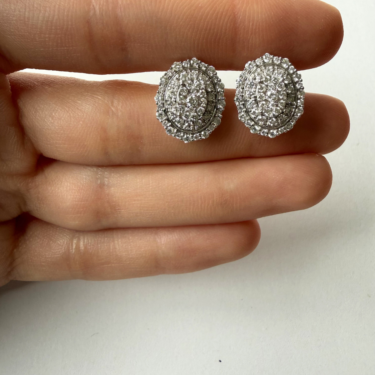 Aretes ovalados en oro blanco 10K con diamantes de laboratorio 1ctw