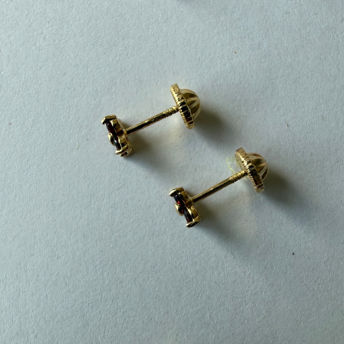 Aretes en oro amarillo 18k con flor de granates con tope rosca