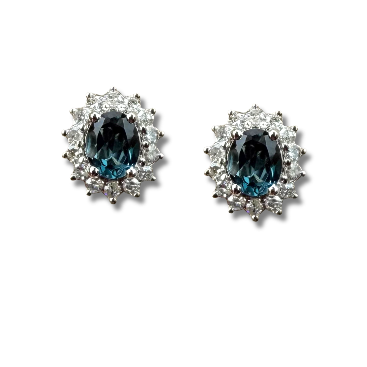 Aretes ovalados en oro blanco 10K con topacio london blue y halo de diamantes 0.25ctw