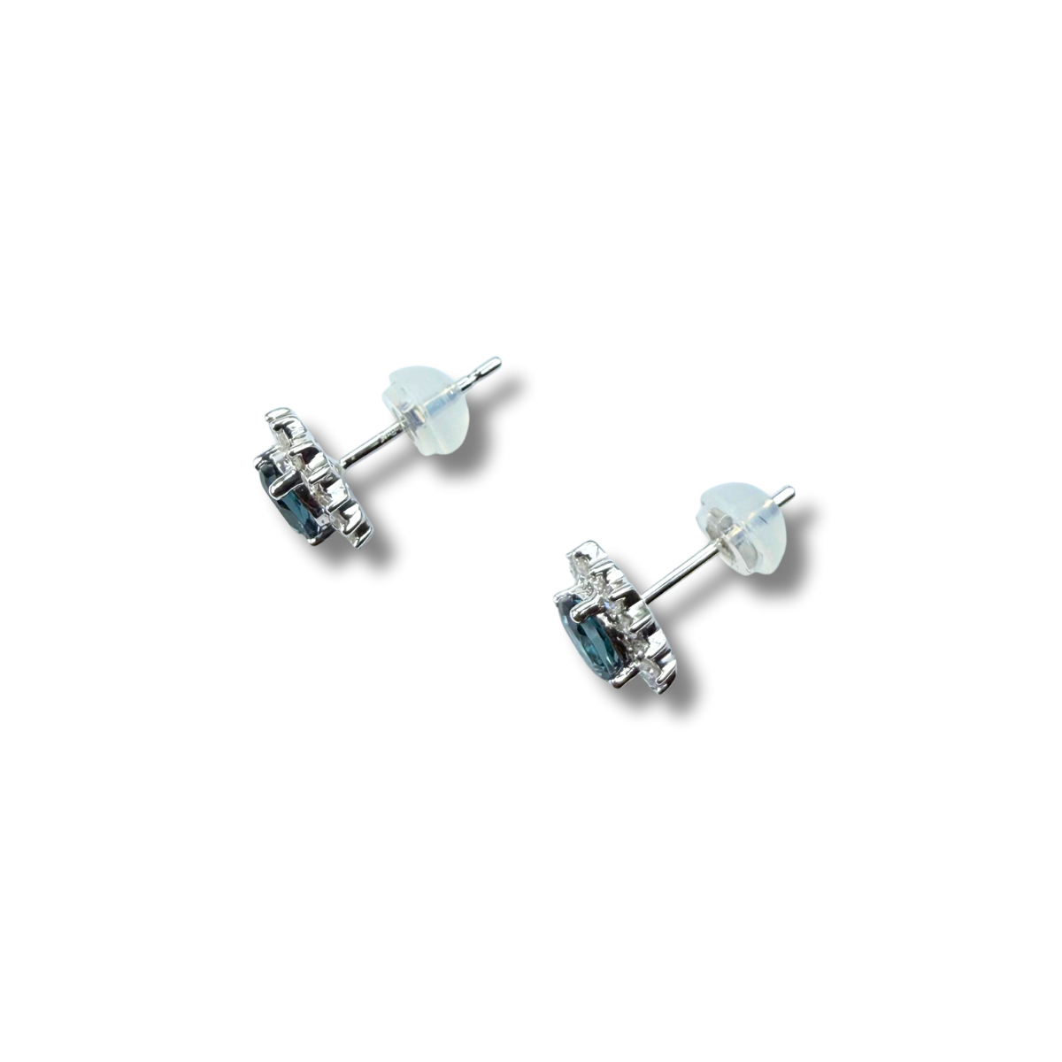 Aretes ovalados en oro blanco 10K con topacio london blue y halo de diamantes 0.25ctw