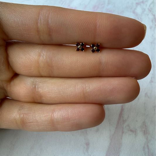 Aretes en oro amarillo 18k con flor de granates con tope rosca