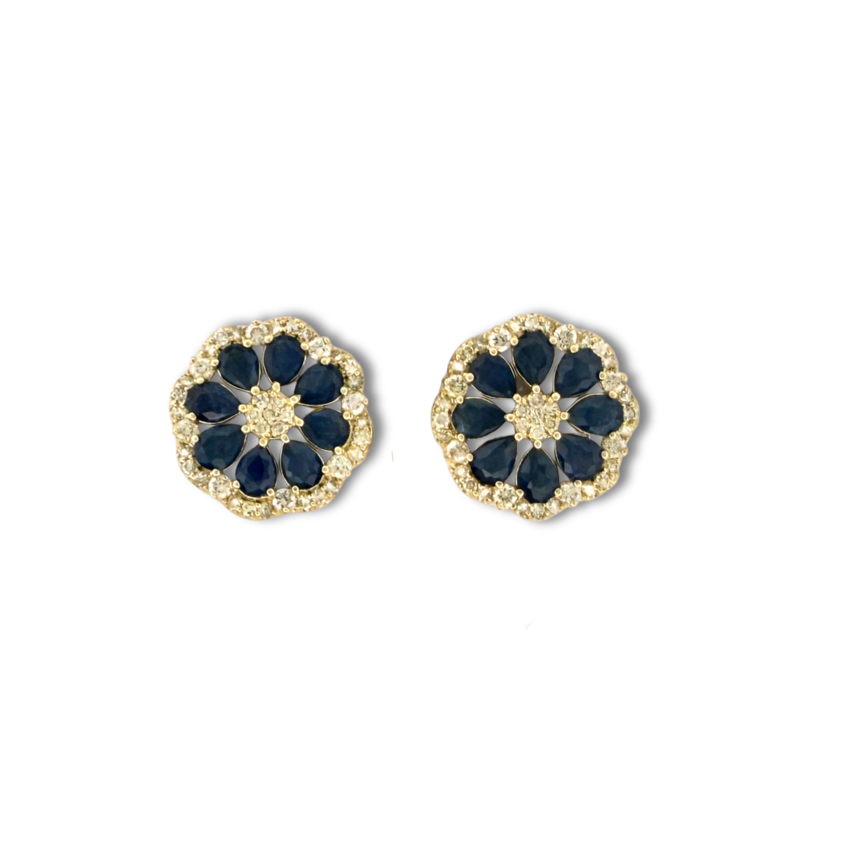 Aretes en oro amarillo 10K en forma de flor con esmeraldas y diamantes 0.75ctw
