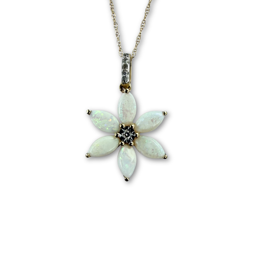 Collar flor de seis pétalos de ópalo en oro amarillo 10k