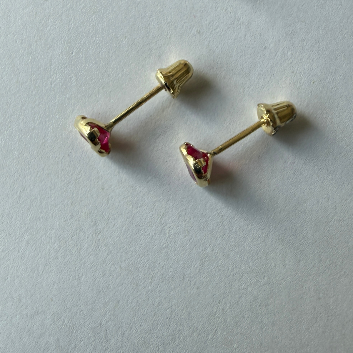Aretes en oro amarillo 14k con corazón de circonita roja biselado con tope rosca