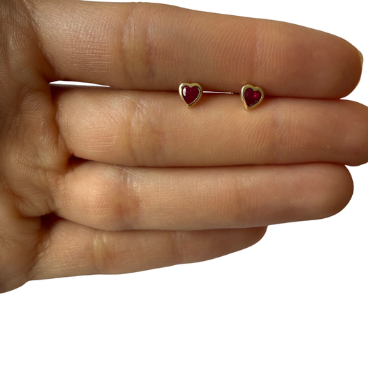 Aretes en oro amarillo 14k con corazón de circonita roja biselado con tope rosca