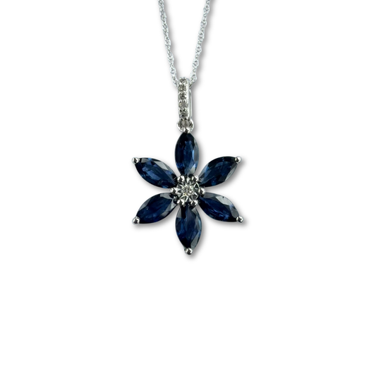 Collar flor de seis pétalos con zafiros en oro blanco 10k