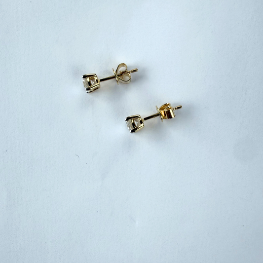 Aretes stud de diamantes de laboratorio 0.75ctw en oro amarillo 14K