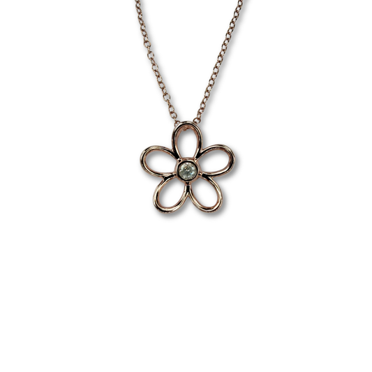 Collar flor delinada con diamante 0.10ct en el centro en plata con baño de oro rosa