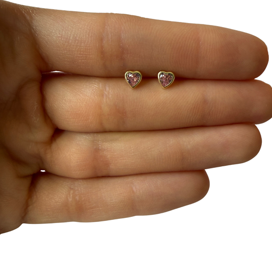 Aretes en oro amarillo 14k con corazón de circonita rosada biselado con tope rosca