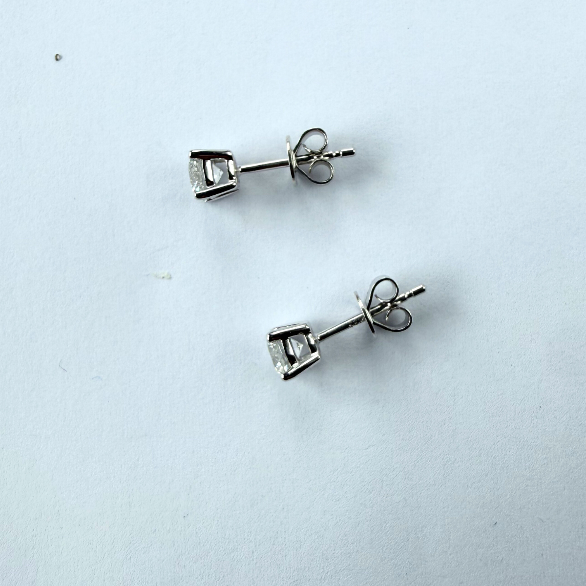 Aretes stud de diamantes de laboratorio 0.75ctw en oro blanco 14K
