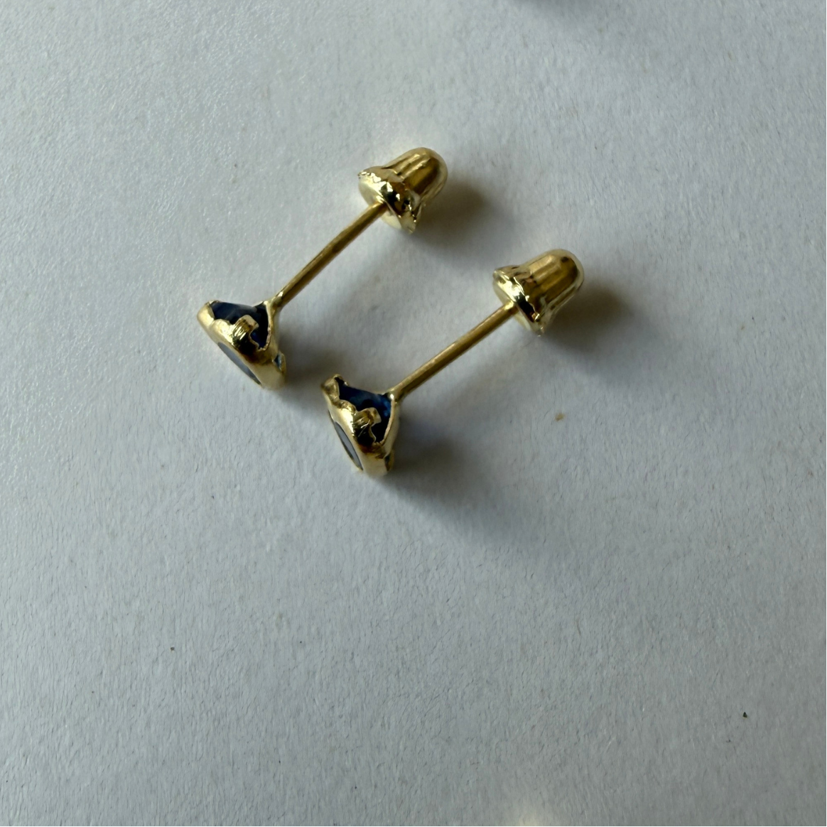 Aretes en oro amarillo 14k con corazón de circonita azul biselado con tope rosca