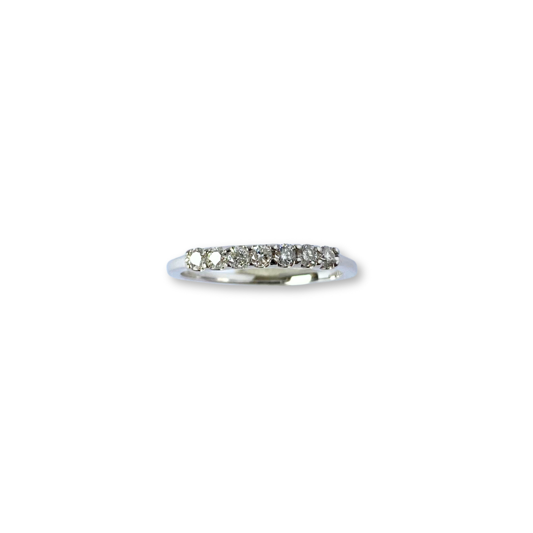 Anillo medio cintillo de diamantes 0.20ctw en oro blanco 14k