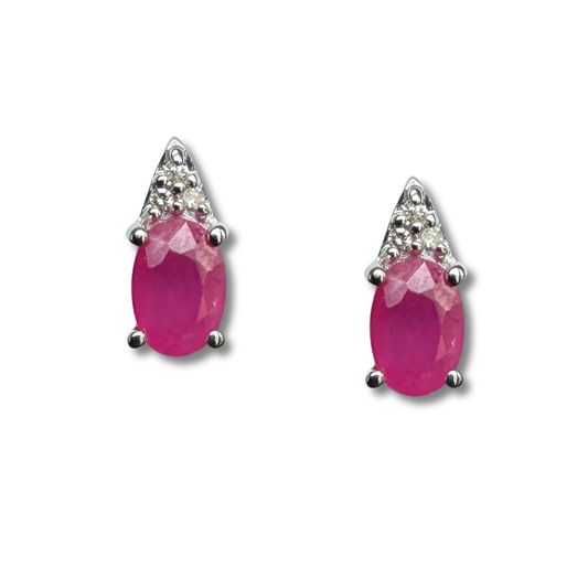 Aretes en oro blanco 10k con rubí ovalado y 3 diamantes 0.03ctw