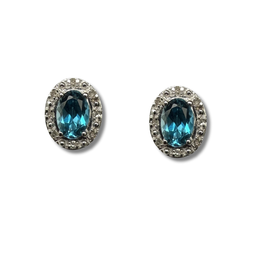 Aretes en oro blanco 10K con topacio london blue ovalado y halo de diamantes 0.09ctw