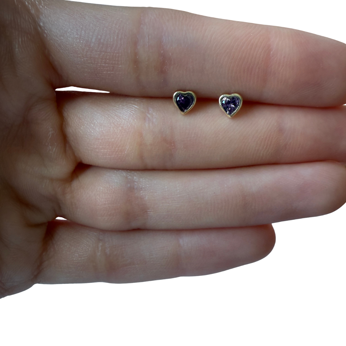 Aretes en oro amarillo 14k con corazón de circonita morada biselado con tope rosca