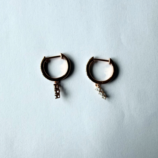 Argollas de plata con baño de oro rosa con tres diamantes colgantes 0.15ctw