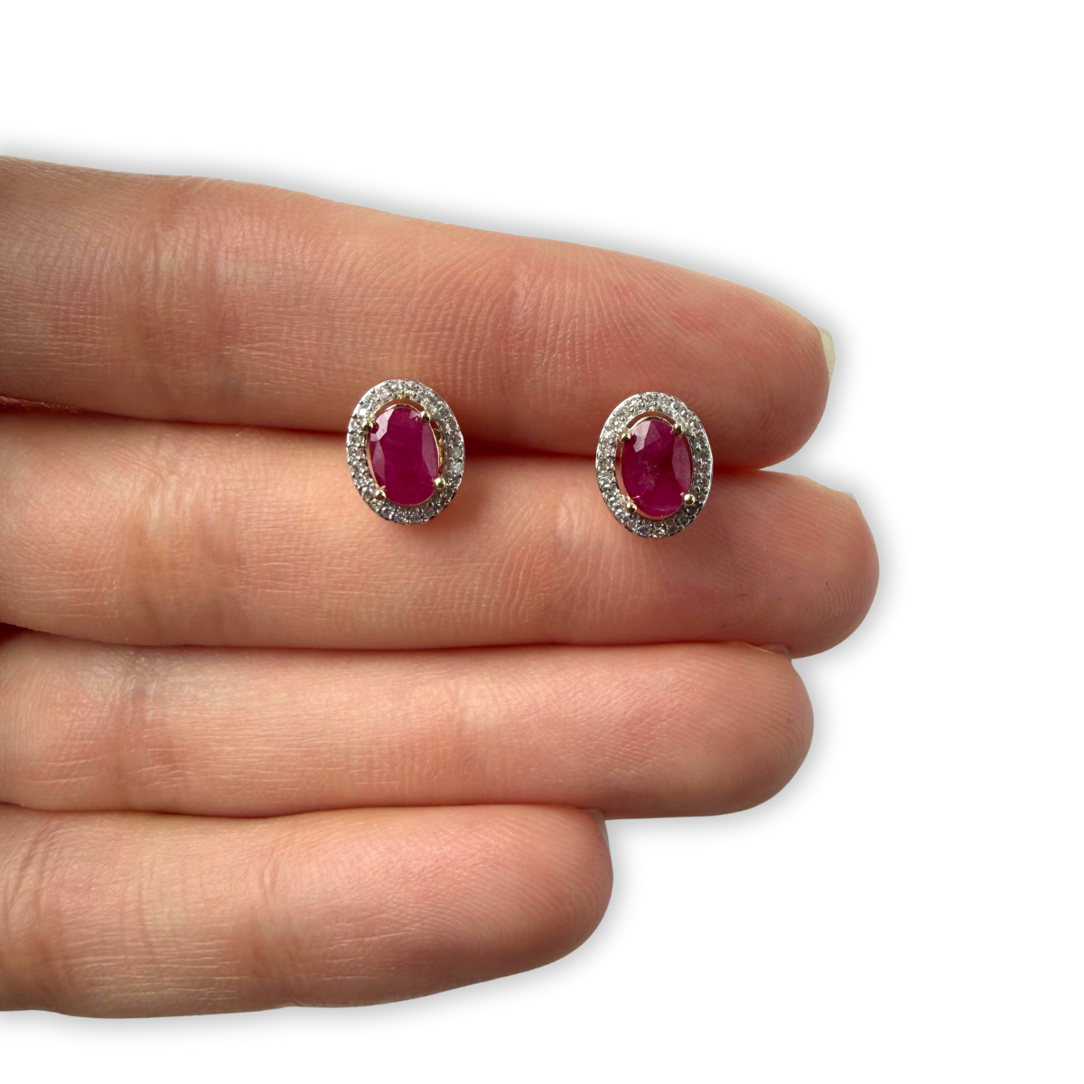 Aretes ovalados en oro amarillo 10K con rubí y diamantes 0.11ctw