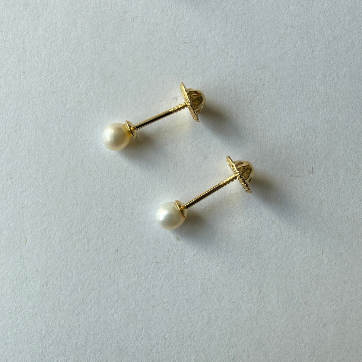 Aretes en oro amarillo 18k con perla 3mm con tope rosca