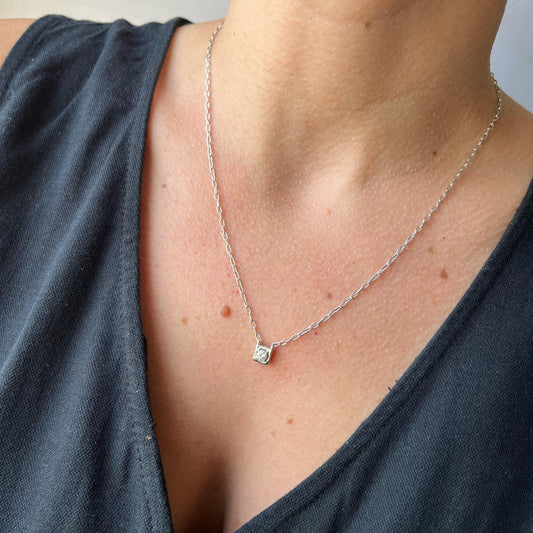 Collar de plata con dije cuadrado y diamante de laboratorio