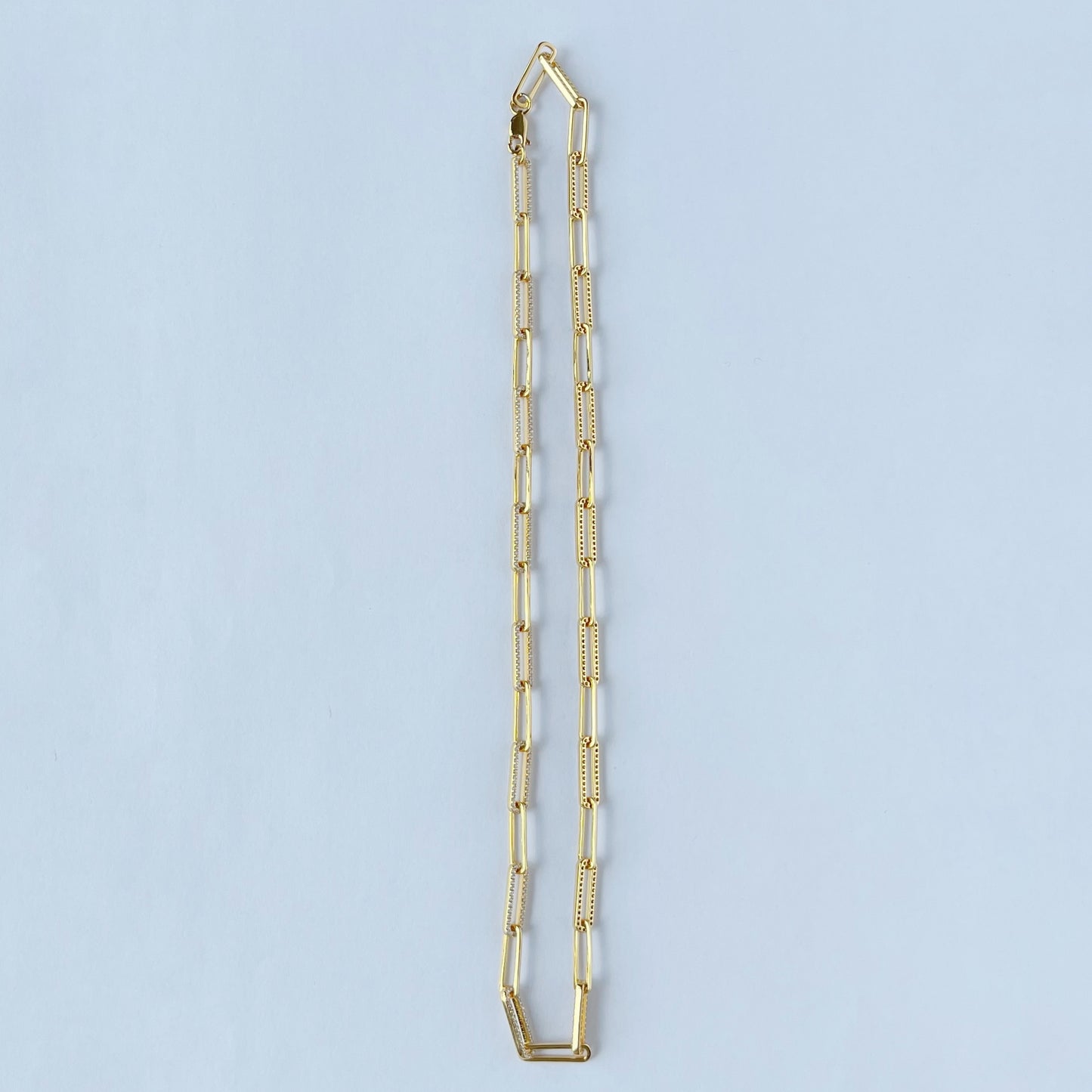 Collar paper clip de plata con baño oro amarillo y circonitas blancas