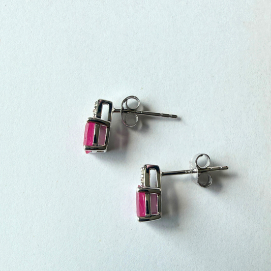 Aretes en oro blanco 10k con rubí ovalado y 3 diamantes 0.03ctw