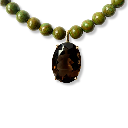 Collar de Jasper verde y dije de oro amarillo 14k con cuarzo ahumado ovalado