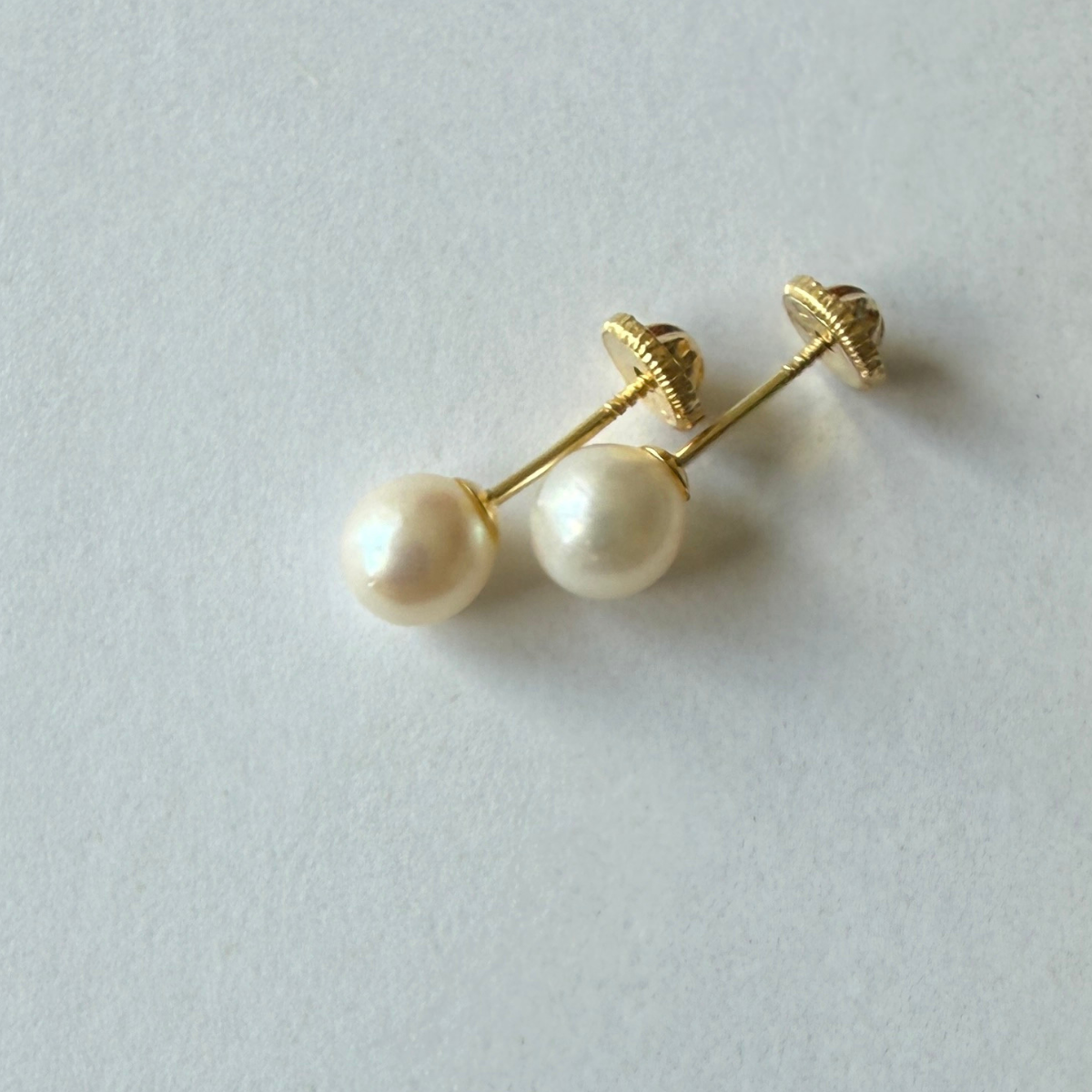 Aretes en oro amarillo 18k con perla 5mm con tope rosca