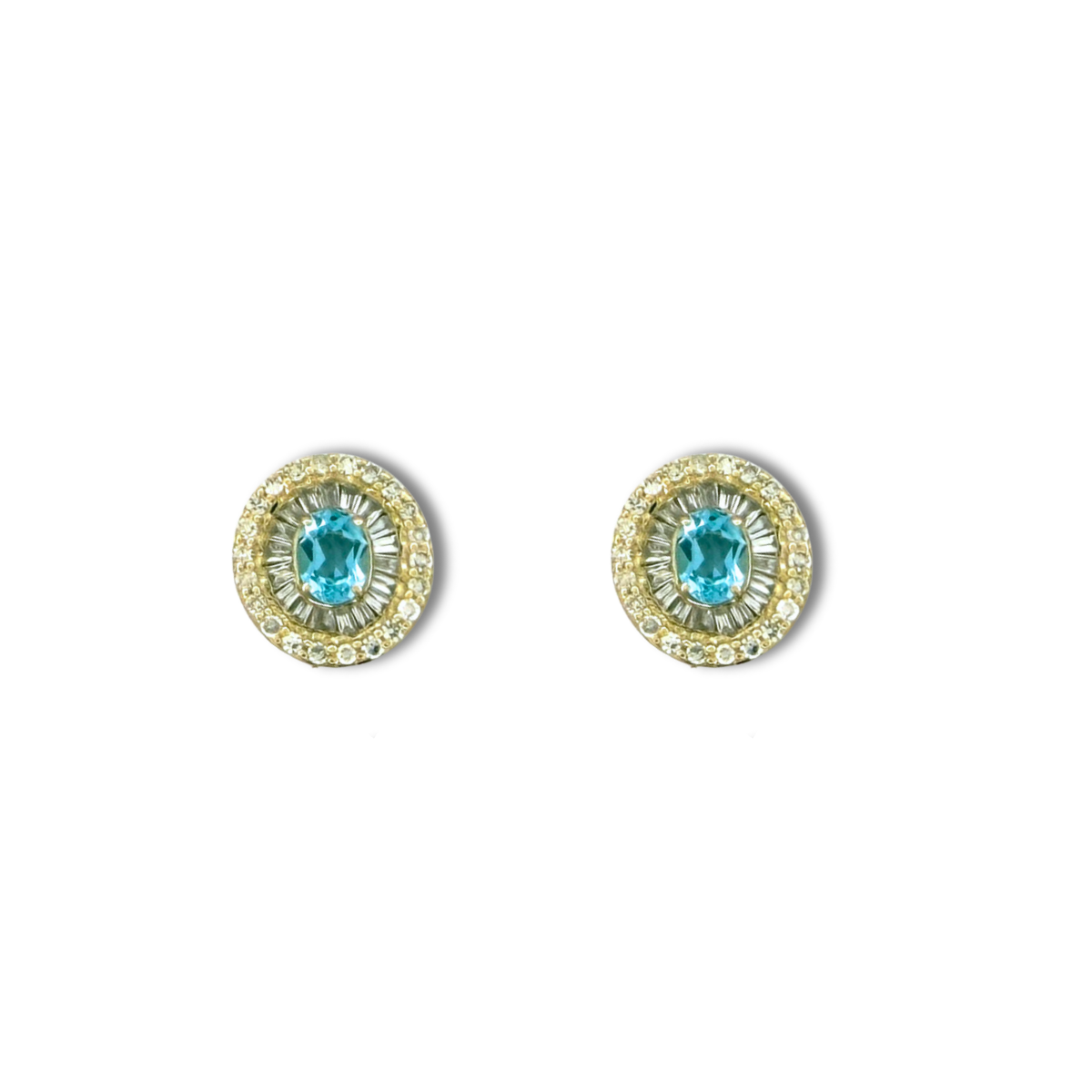 Aretes en oro amarillo 10K con topacio ovalado y halo de diamantes redondos y baguettes 0.40ctw