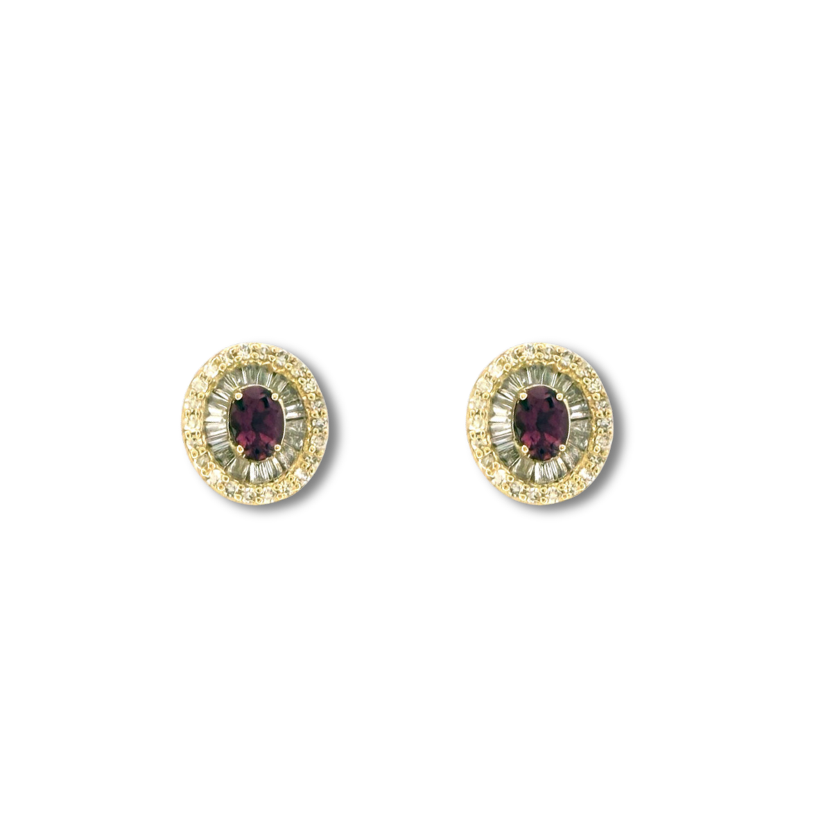 Aretes en oro amarillo 10K con granate ovalado y halo de diamantes redondos y baguettes 0.40ctw