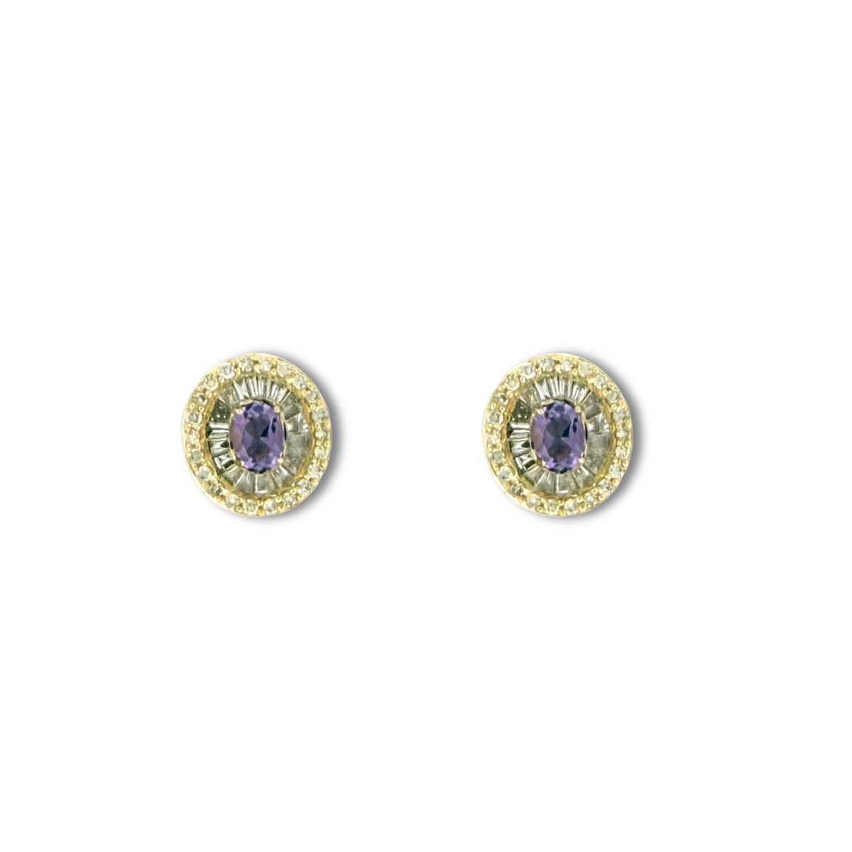 Aretes en oro amarillo 10K con amatista ovalada y halo de diamantes redondos y baguettes 0.40ctw