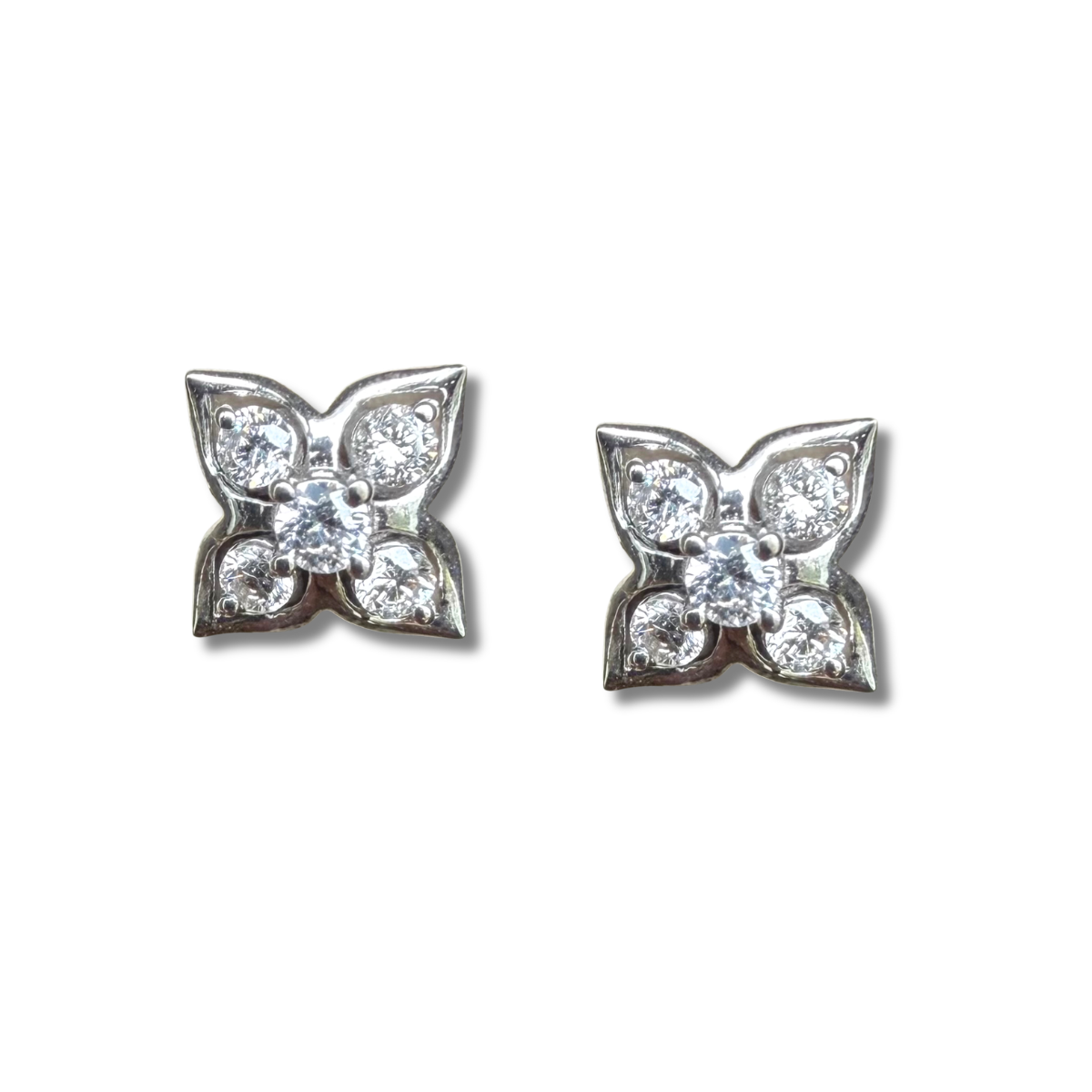 Aretes en forma de flor de plata con diamantes de laboratorio 0.50ctw