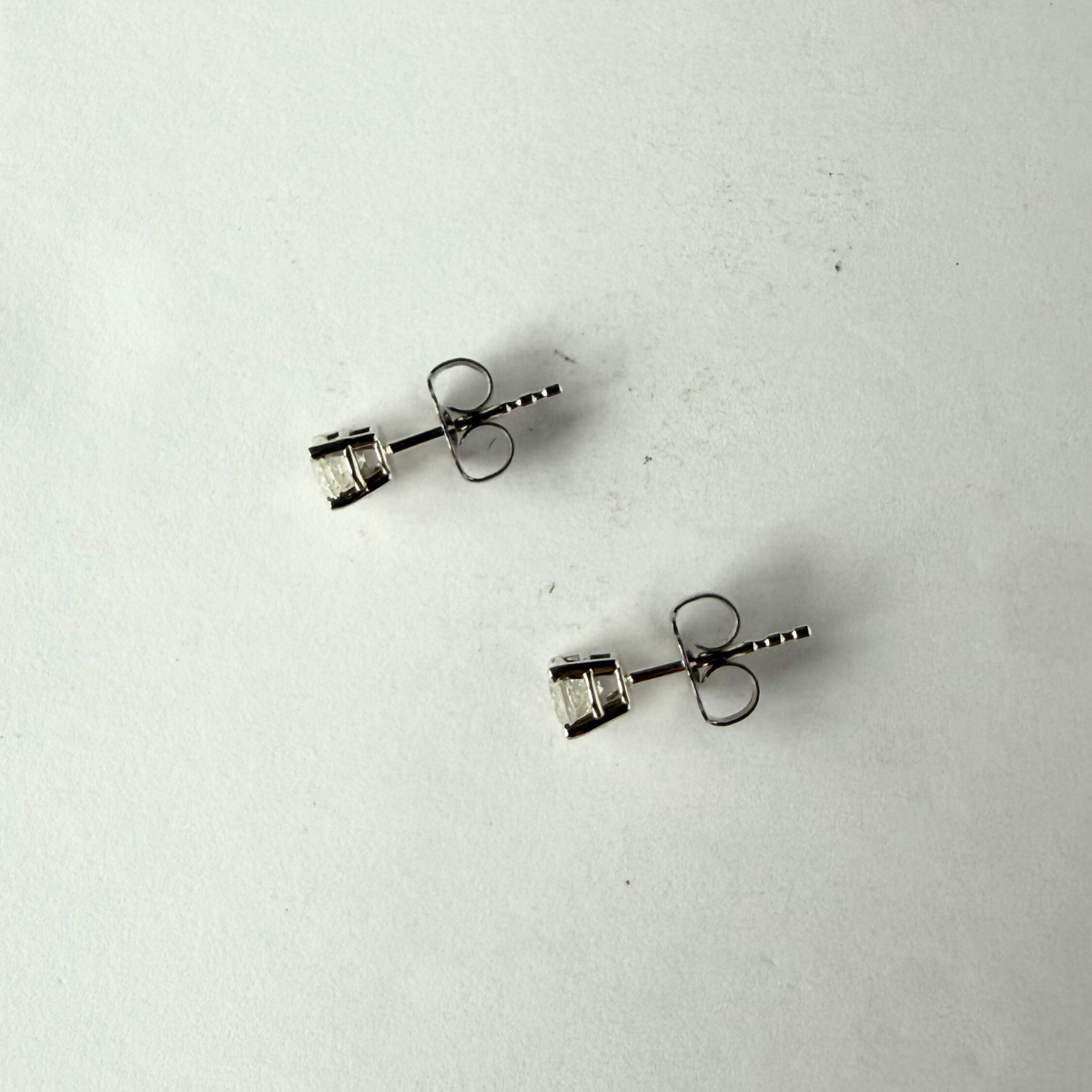 Aretes stud en oro blanco 10k con diamantes 0.20ctw