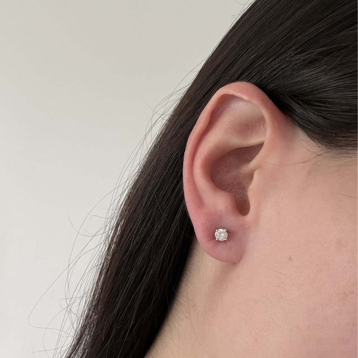 Aretes stud en oro blanco 10k con diamantes 0.20ctw
