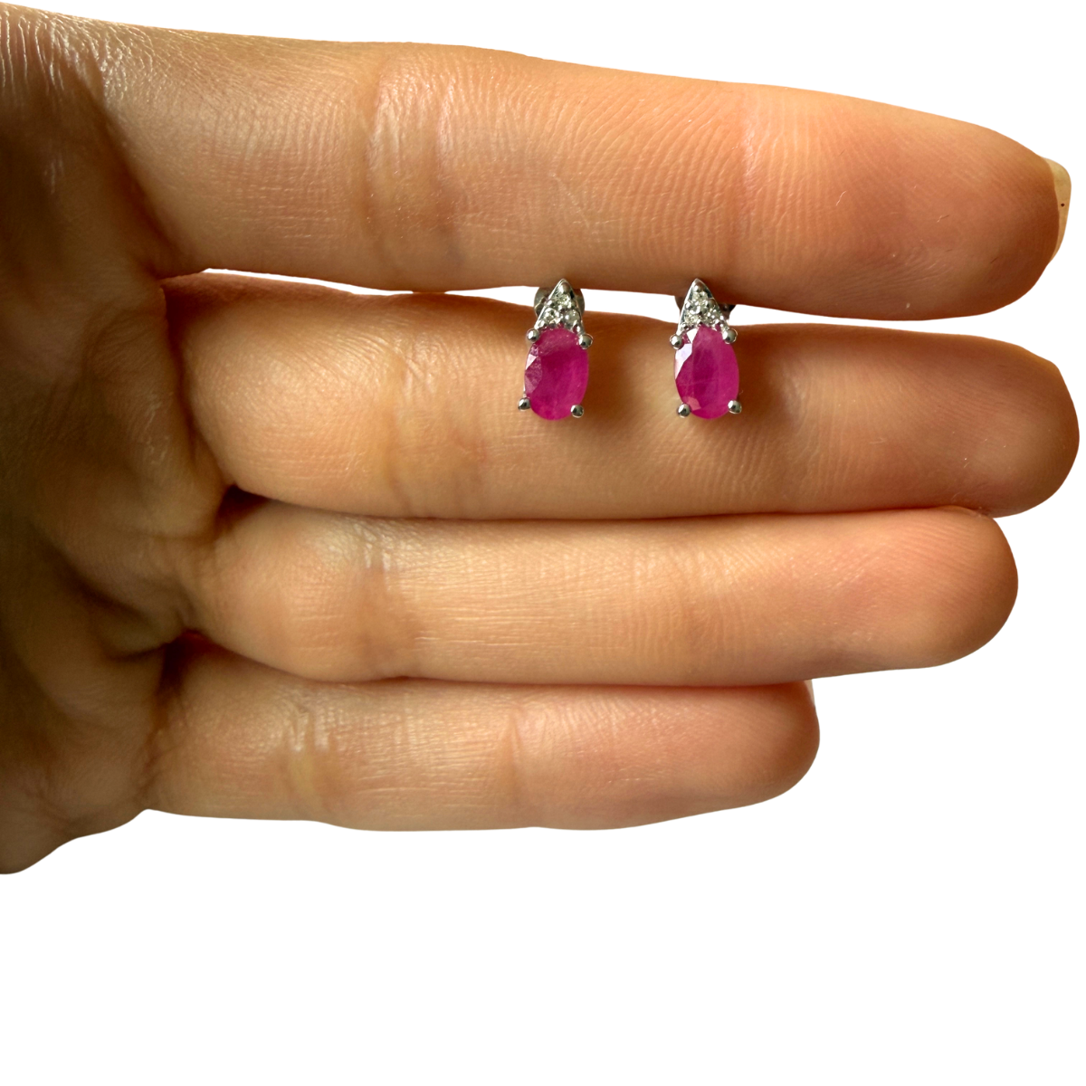 Aretes en oro blanco 10k con rubí ovalado y 3 diamantes 0.03ctw