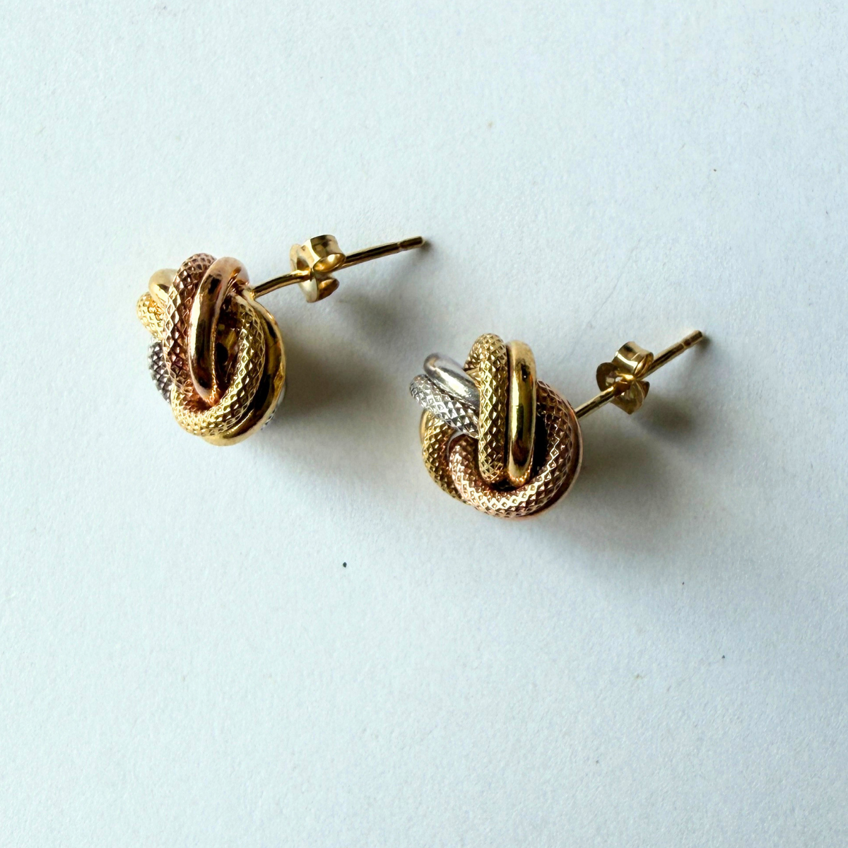 Aretes nudo de 3 oros con aros dobles con textura en oro 14k