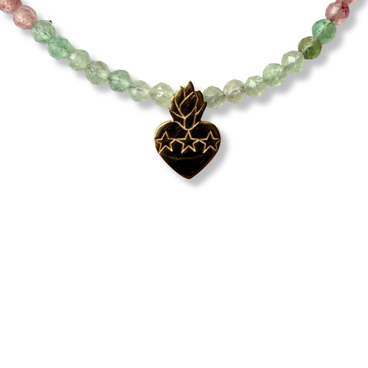 Collar de cuarzos multicolor y dije de sagrado corazón de Jesús en plata con baño de oro