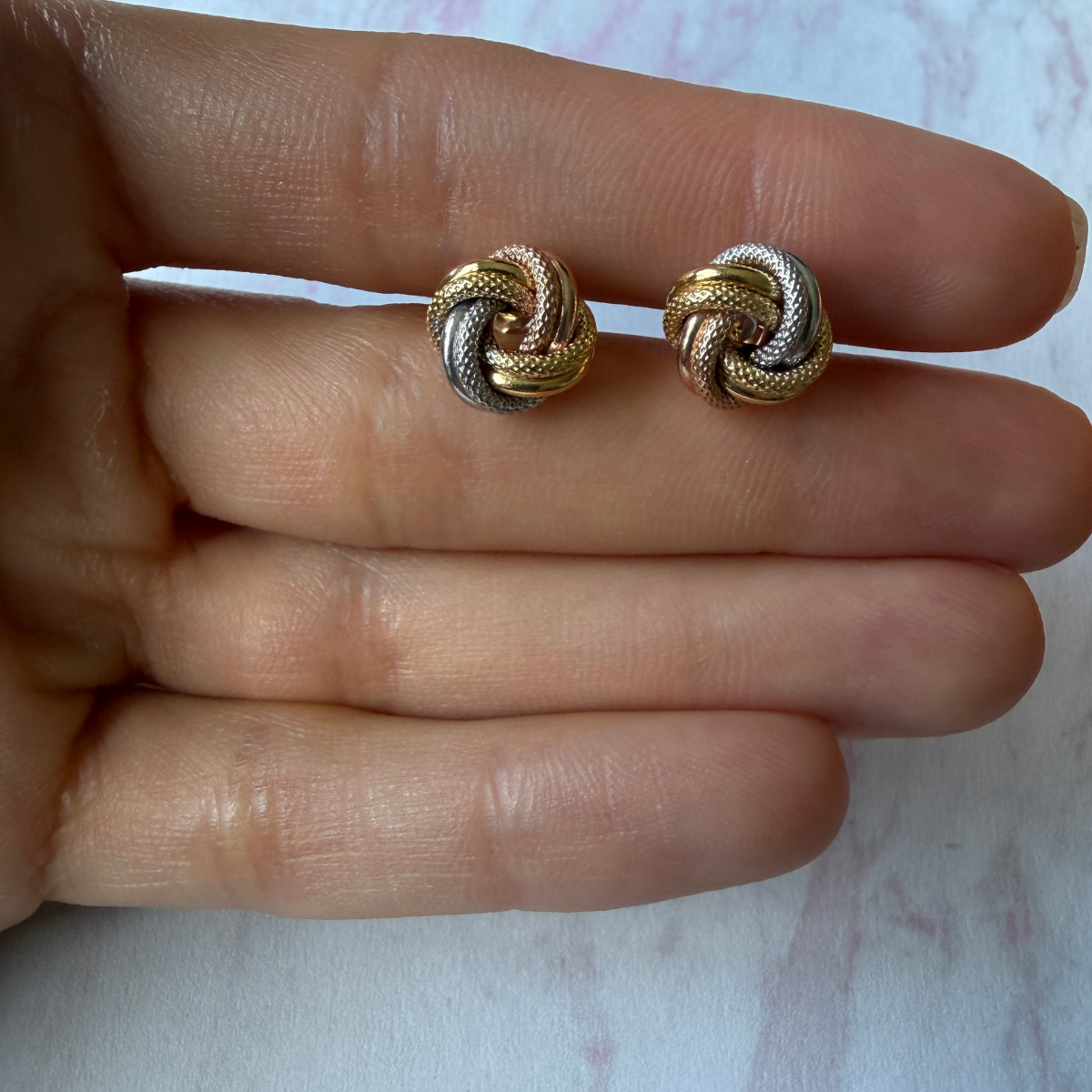 Aretes nudo de 3 oros con aros dobles con textura en oro 14k