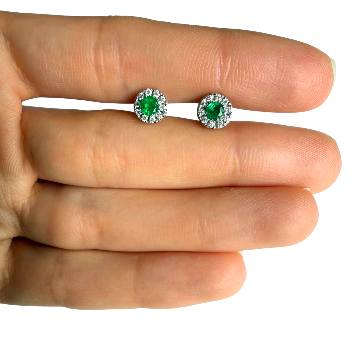 Aretes en oro blanco 14K con esmeralda redonda y halo de diamantes 0.20ctw