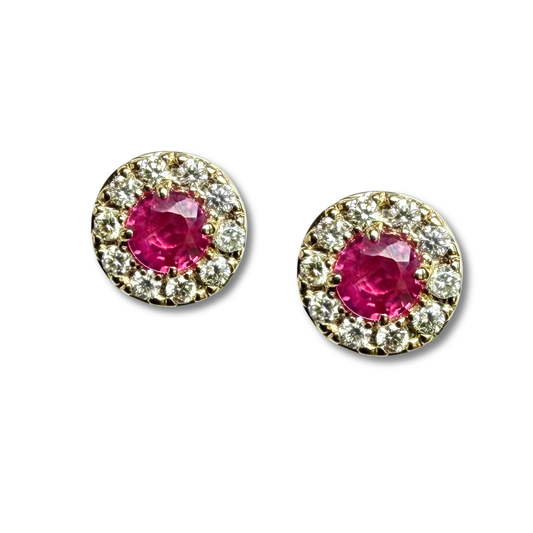 Aretes en oro amarillo 14K con rubí redondo y halo de diamantes 0.20ctw