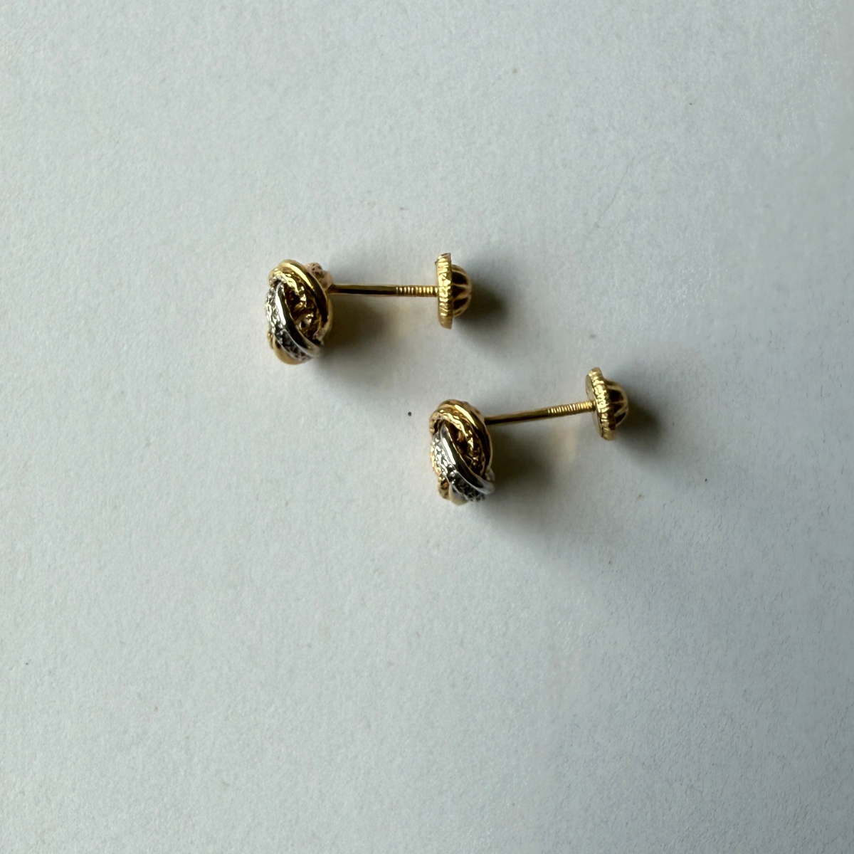 Aretes nudo en tres oros 18k con textura y tope rosca