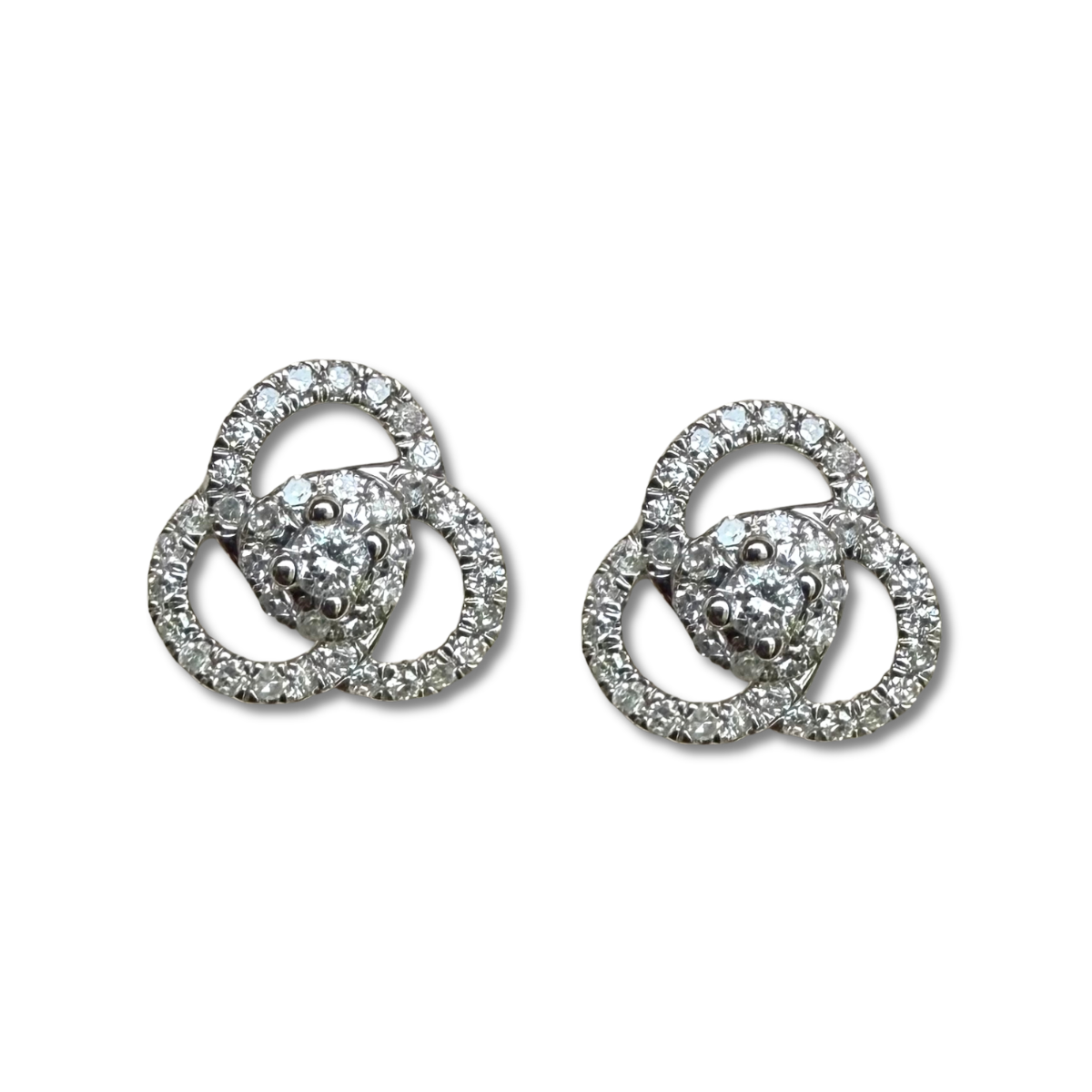 Aretes de oro blanco de 14k con tres círculos entrelazados de diamantes 0.33ctw
