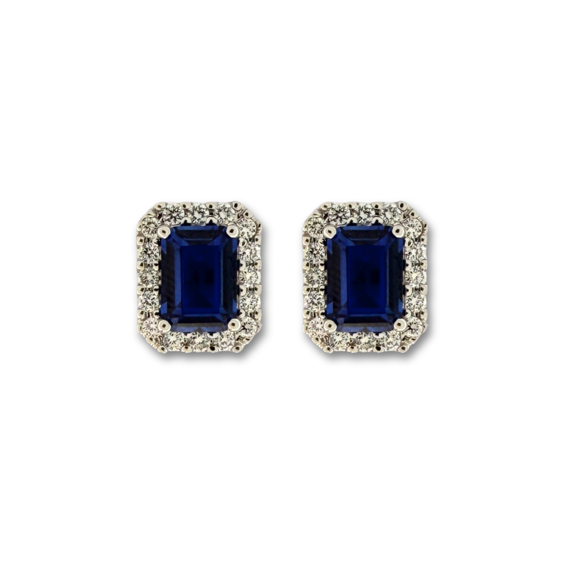 Aretes en oro blanco 10K con zafiros de laboratorio rectangulares y halo de diamantes de laboratorio 0.45ctw