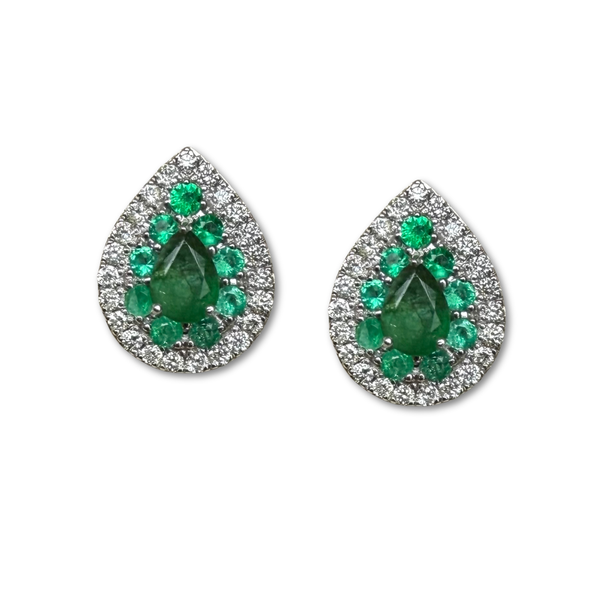 Aretes en forma de gota en oro blanco 14K con esmeraldas 0.43ctw y diamantes 0.20ctw